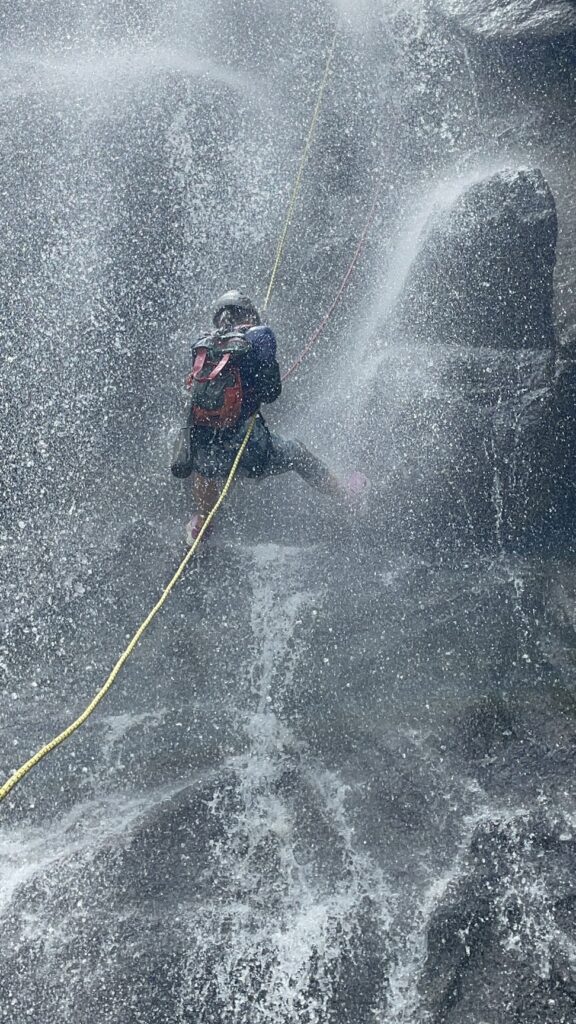 Under water rappelling